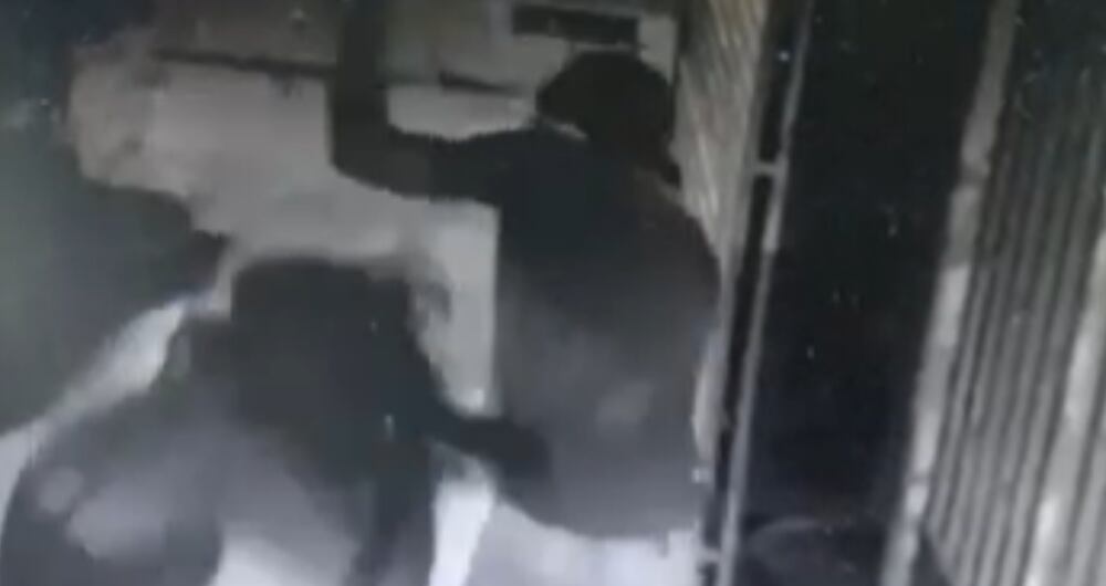 Momento en el que el agresor de Gina Paola Bocanegra Hernández la toma del cabello y le da puñaladas en Medellín.