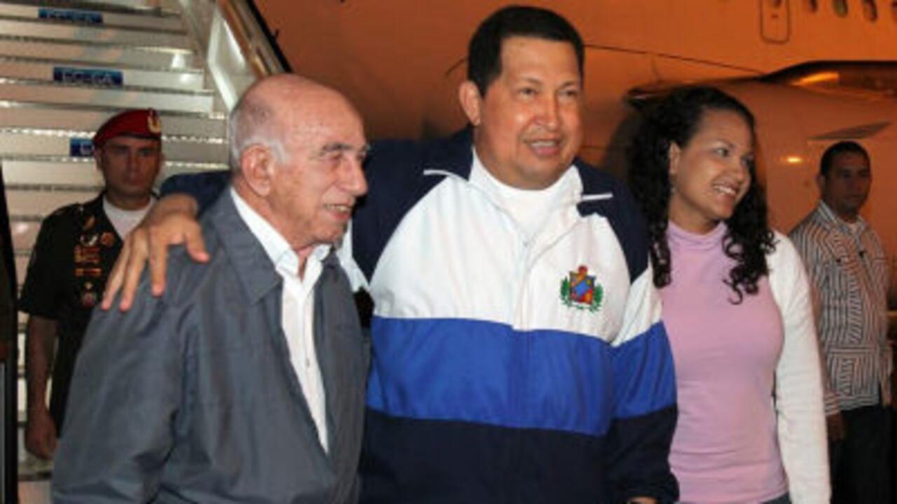 El presidente de Venezuela, Hugo Chávez (c), y su hija, Rosa Virginia (d), al ser recibidos por el vicepresidente cubano José Ramón Machado (i), en el aeropuerto José Martí de La Habana (Cuba), el pasado sábado.