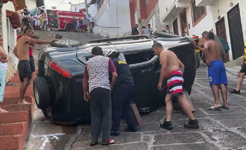 El conductor salió ileso y otras dos personas sufrieron lesiones.