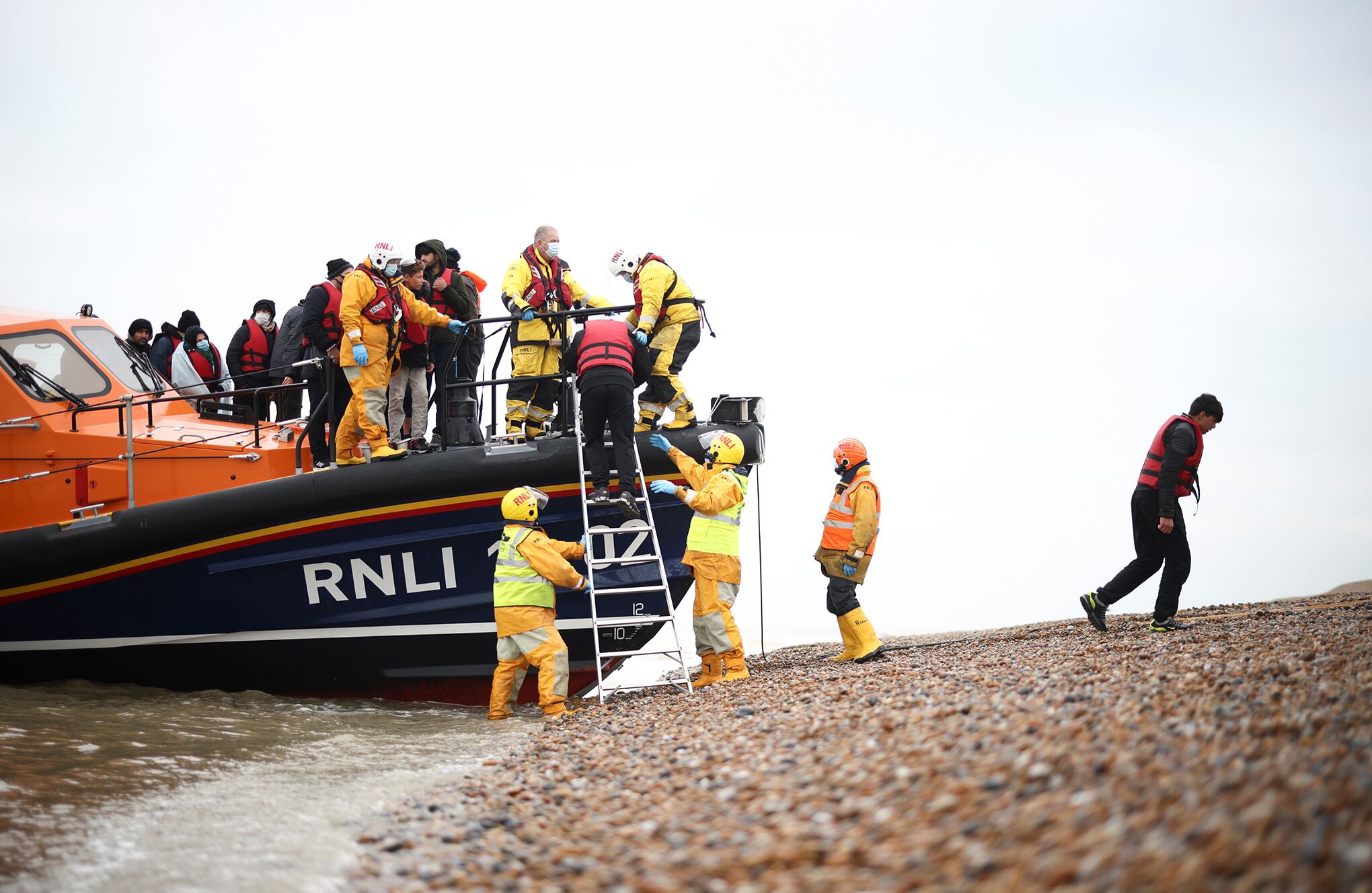 Migrantes rescatados llegan a las costas de Gran Bretaña.