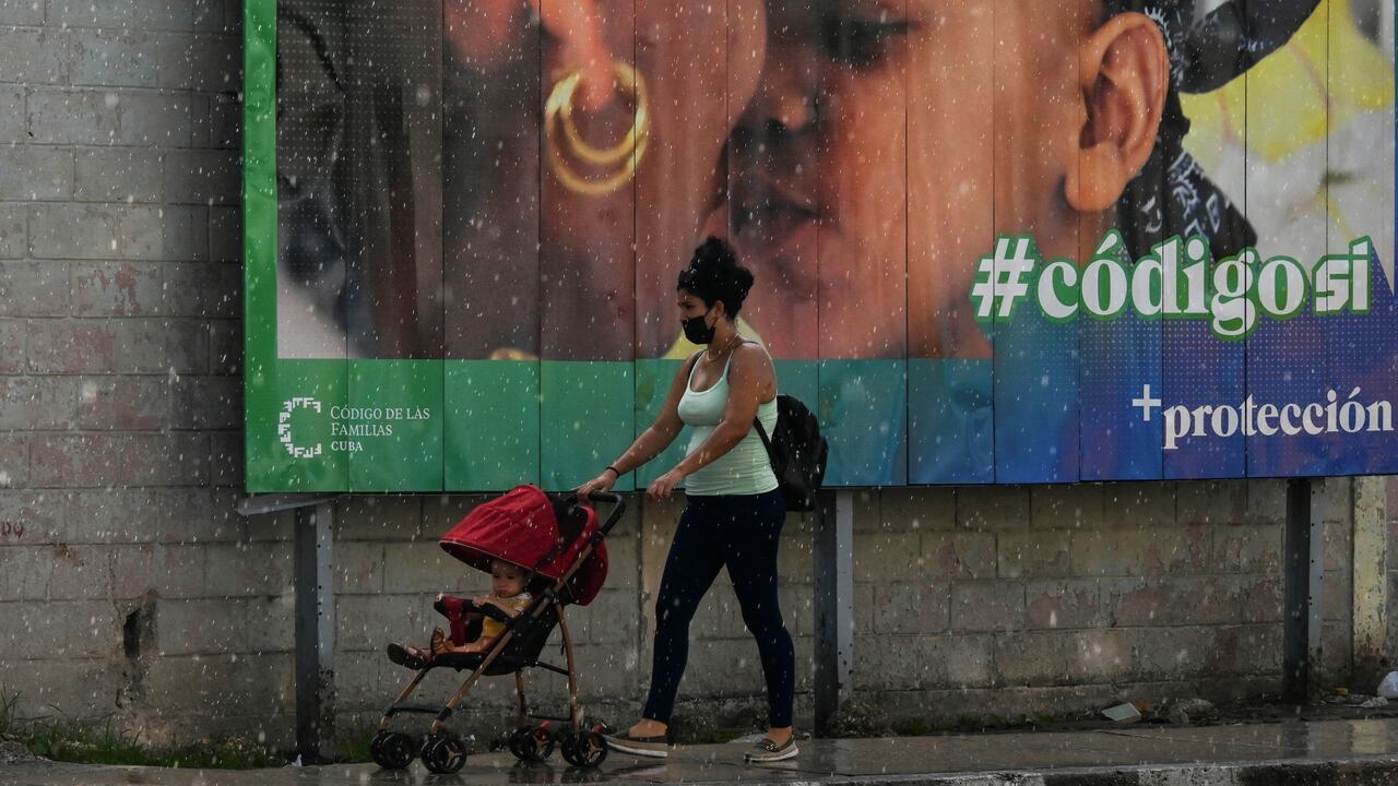 Los cubanos empezaron este domingo a acudir a los colegios electorales para votar en un referendo por el Código de las Familias
