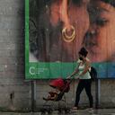 Los cubanos empezaron este domingo a acudir a los colegios electorales para votar en un referendo por el Código de las Familias.(Photo by YAMIL LAGE / AFP)