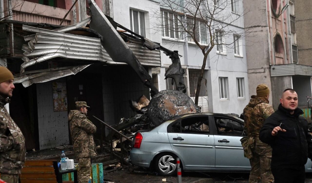 El ministro del Interior, Denis Monastirski, de 42 años, su viceministro Yevgueni Yenin y otro alto funcionario iban a bordo del aparato junto a otras seis personas