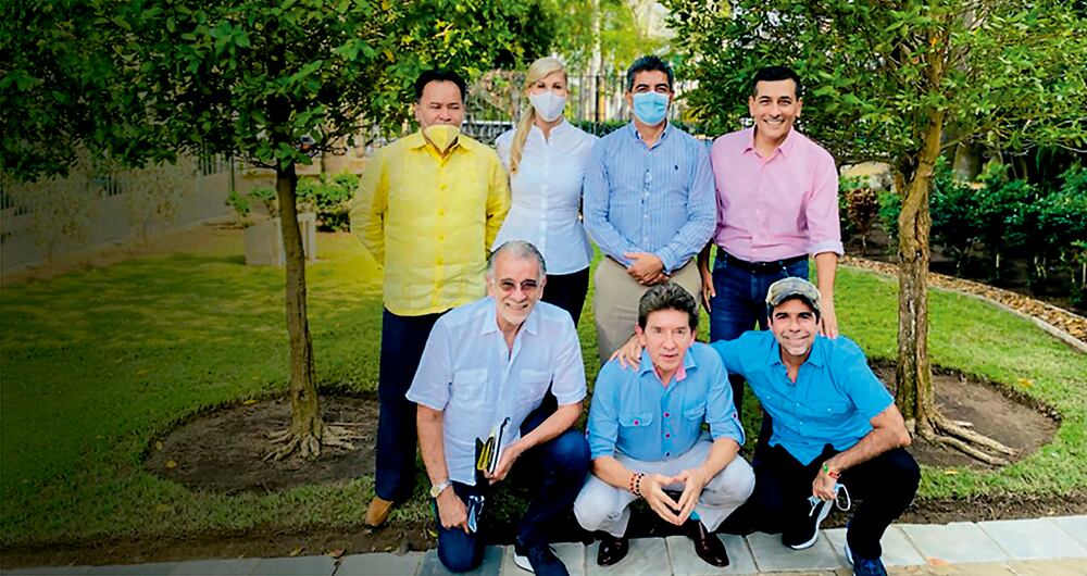  De pie (de izq. a der.): los exgobernadores William Villamizar (Norte de Santander), Dilian Francisca Toro (Valle), Carlos Eduardo Osorio (Quindío) y Dumek Turbay (Bolívar). Abajo (de izq. a der.): Eduardo Verano de la Rosa (Atlántico), Luis Pérez (Antioquia) y Alejandro Char (exalcalde de Barranquilla).