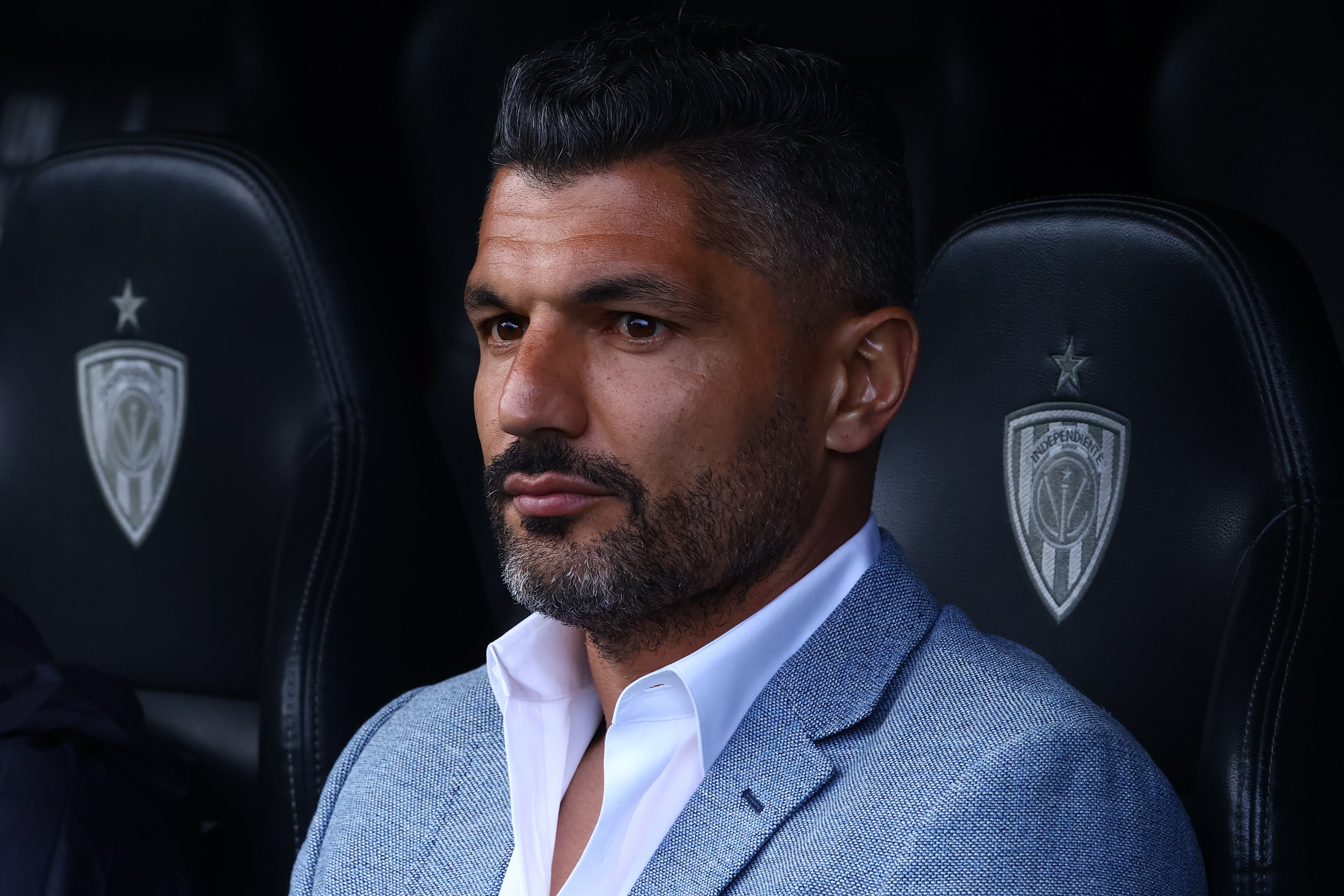 El entrenador Javier Gandolfi de Independiente del Valle mira desde el banquillo durante el partido de Copa Ecuador entre Independiente del Vale y U. Católica en el Estadio Banco Guayaquil el 29 de octubre de 2024 en Quito, Ecuador.