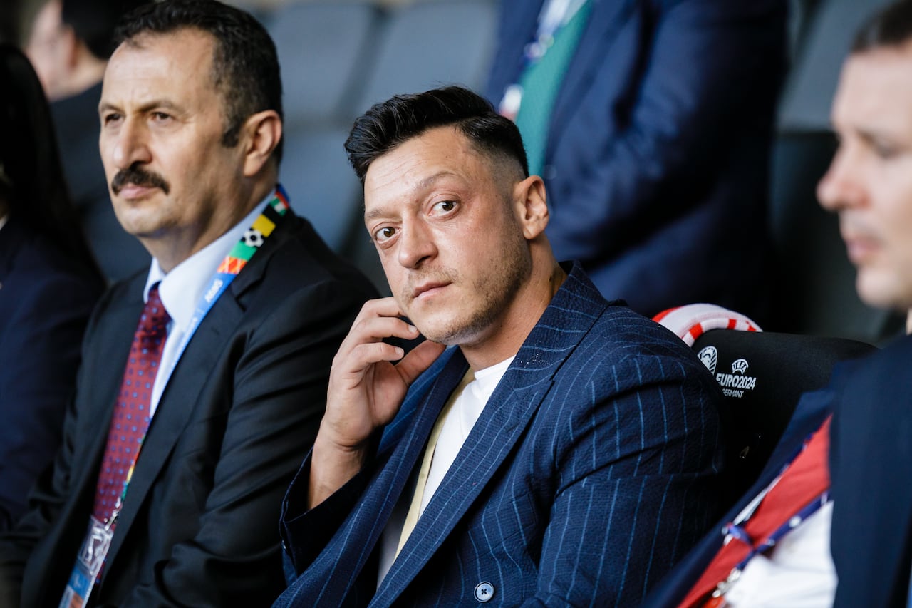 Mesut Özil, de Turquía, mira antes del partido de cuartos de final de la UEFA EURO 2024 entre Holanda y Türkiye en el Olympiastadion el 6 de julio de 2024 en Berlín, Alemania.