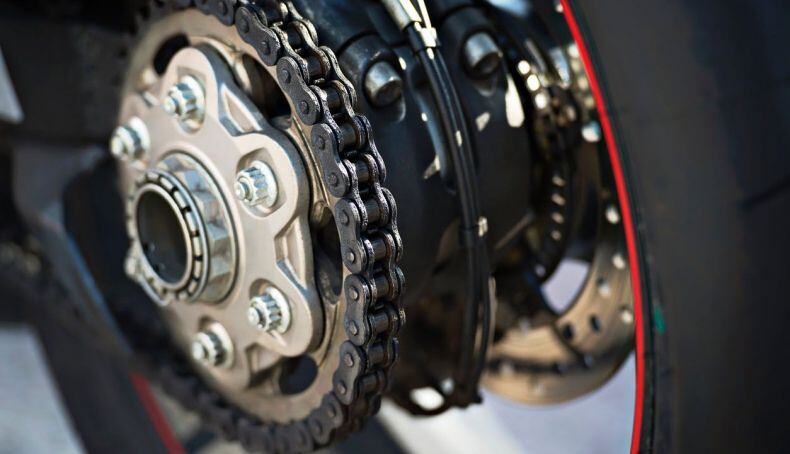 La cadena es una pieza fundamental para conservar la moto.