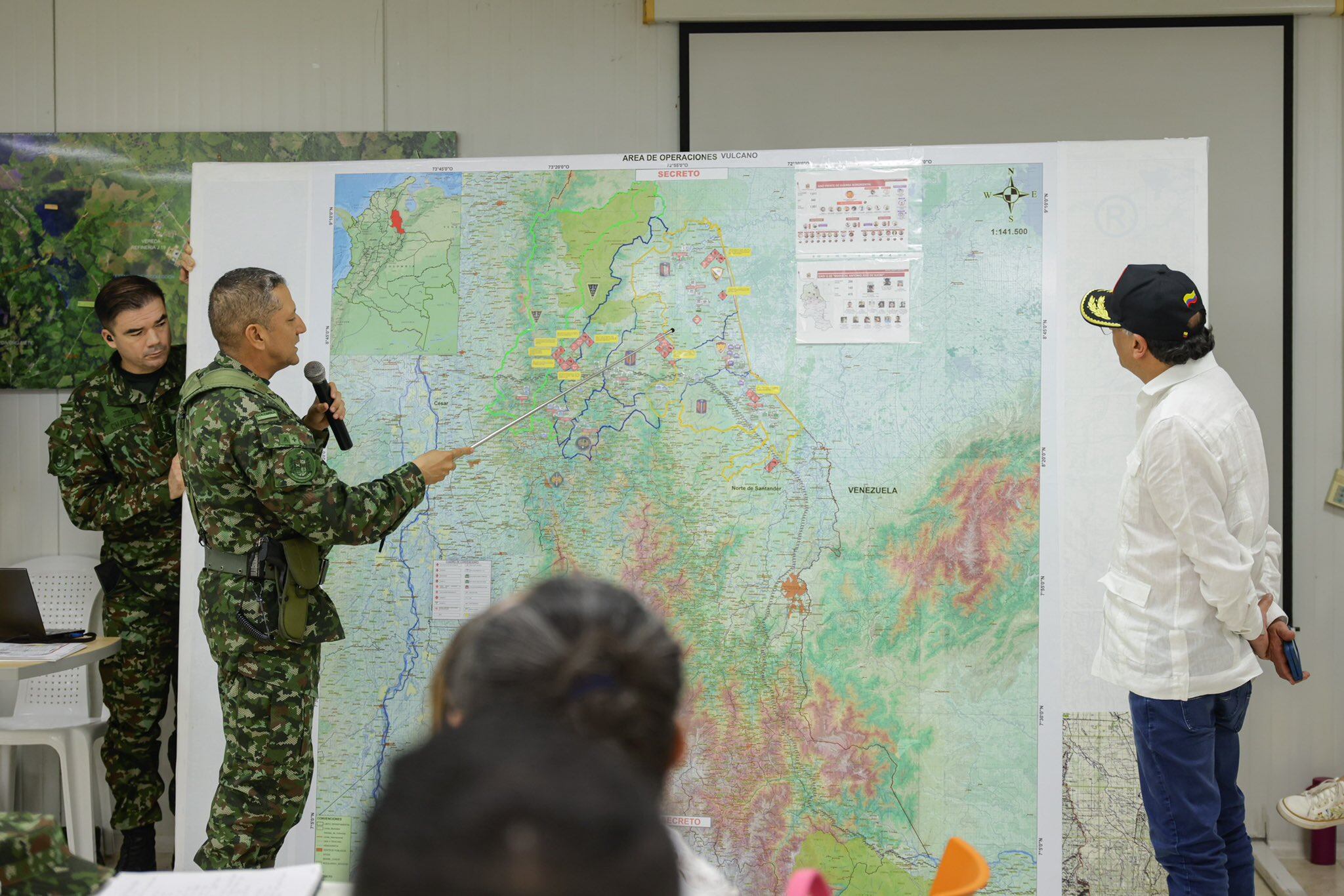 Presidente Gustavo Petro (derecha), durante el Consejo de Seguridad en Tibú, Norte de Santander, el 17 de enero de 2025.
