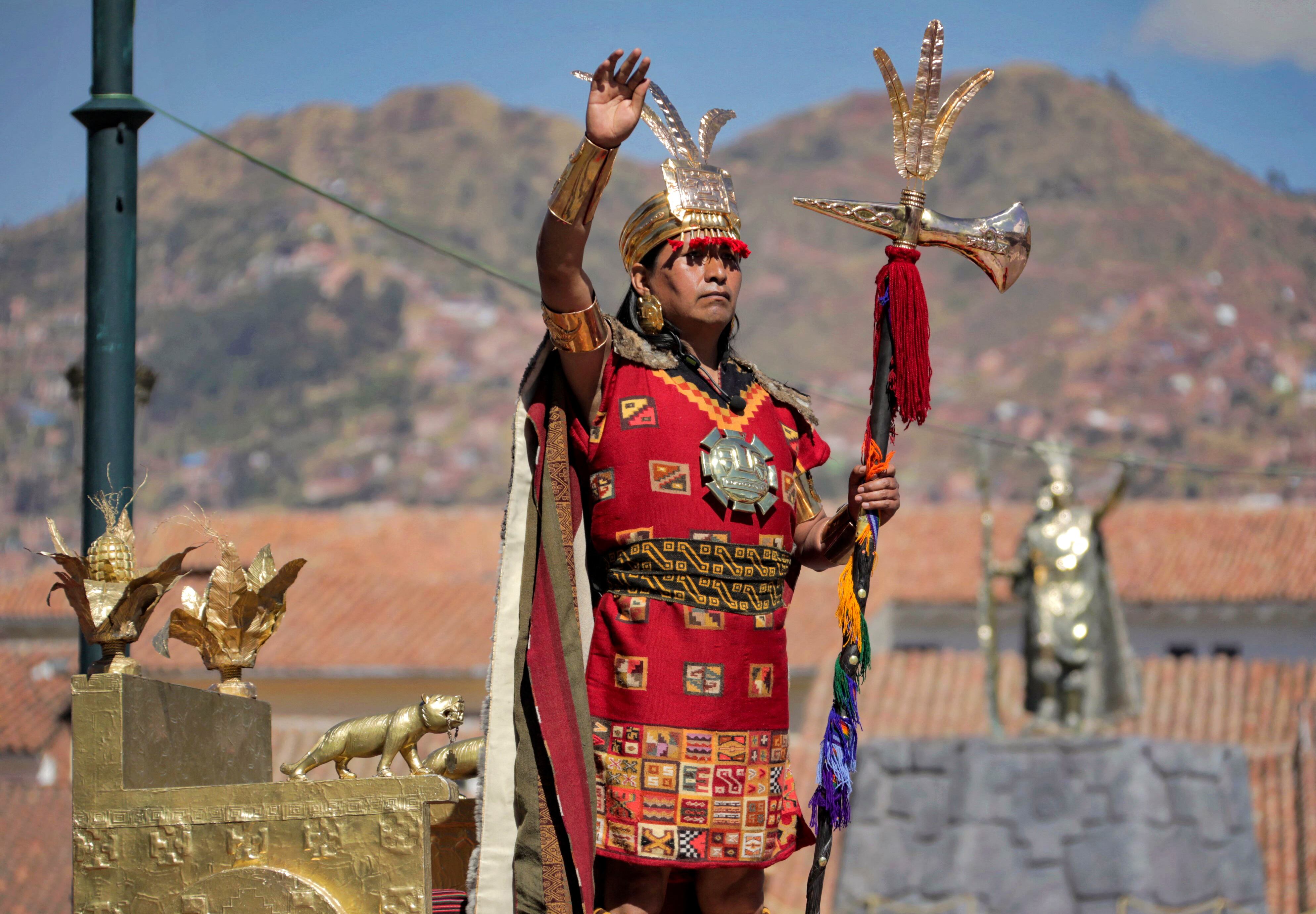 El emperador inca en el antigua ritual, durante el Festival Inti Raymi Festival in Cusco, Perú. Foto de Jose Carlos ANGULO / AFP.
