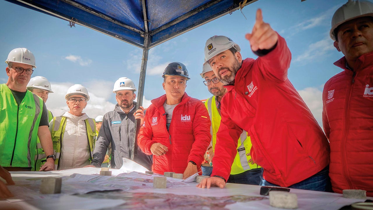 El alcalde de Bogotá, Carlos Fernando Galán, y el director del IDU, Orlando Molano, verifican personalmente el avance de todas las obras de la ciudad.