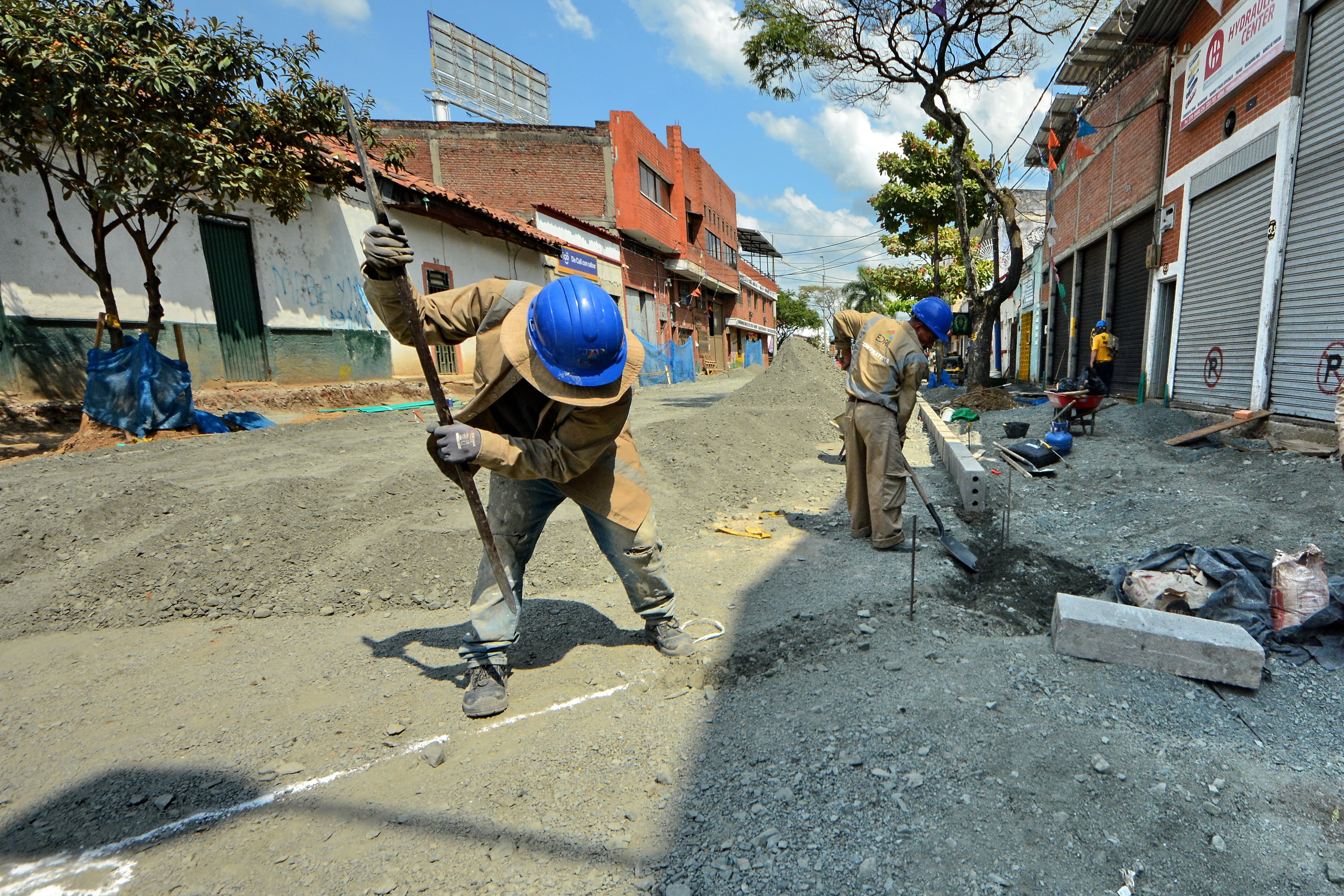 Asi van las obras viales del Barrio Obrero de Cali, con la renovación de redes de acueducto, alcantarillado, energía y adoquinamiento de calles, que conectará con la Ruta de la Salsa, con el objetivo de revitalizar el corazón cultural de Cali antes de la Feria de 2025.