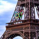 Los anillos olímpicos montados en la Torre Eiffel.