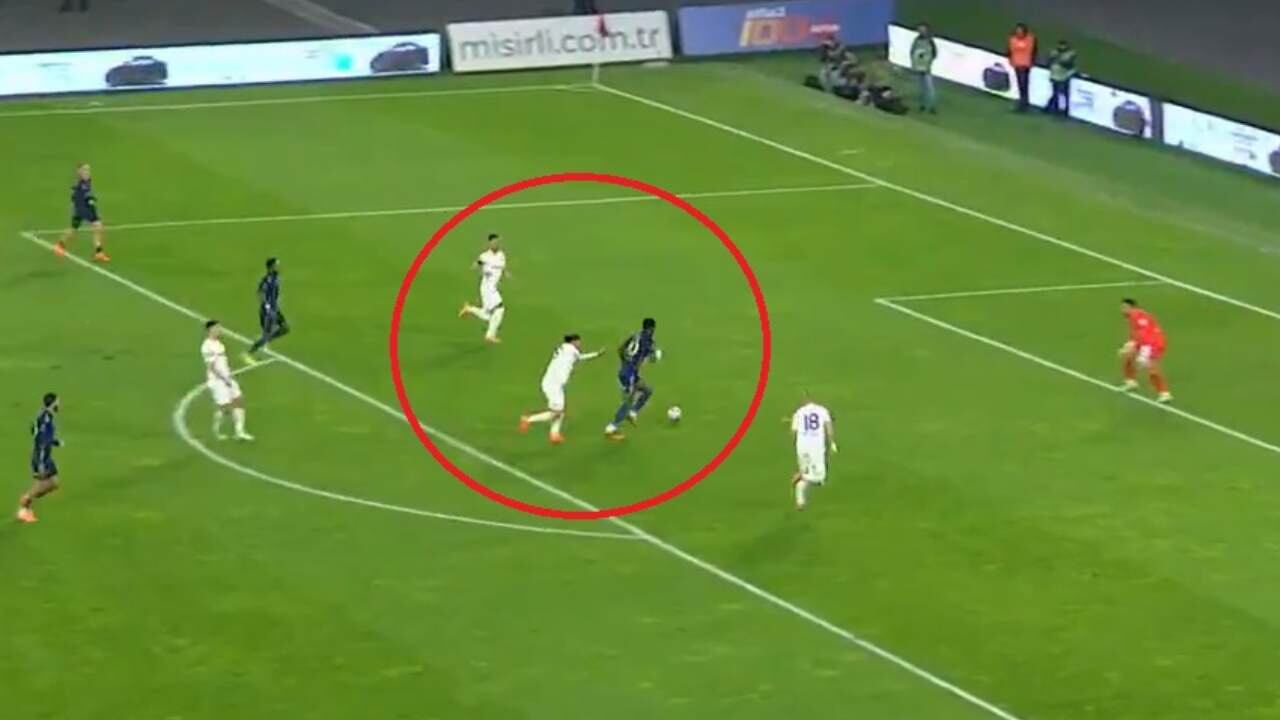 Momento exacto en el que Jhon Durán remató para el 3-0 final.