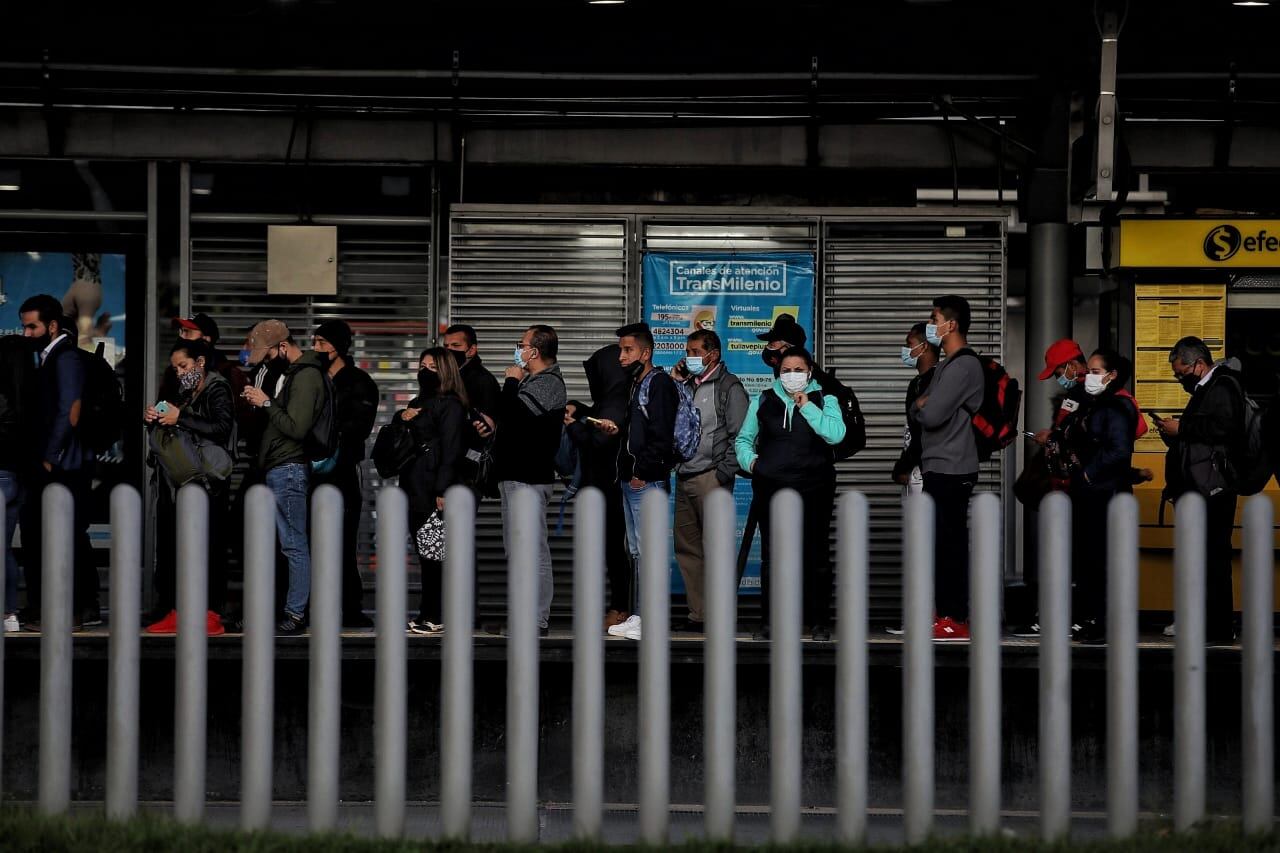 Trasmilenio portal norte, buses llenos, gente esperando bus en cuarentena estricta