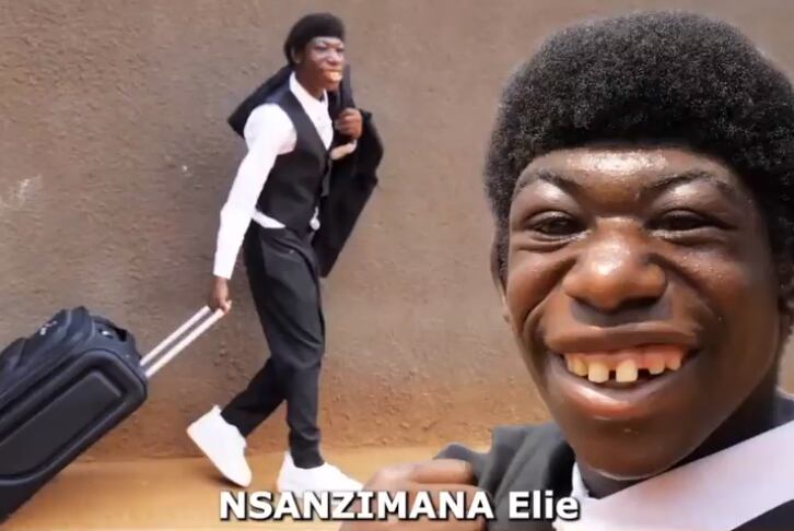 Debido al rechazo, el joven encontró paz en la selva rodeado de animales y vegetación.