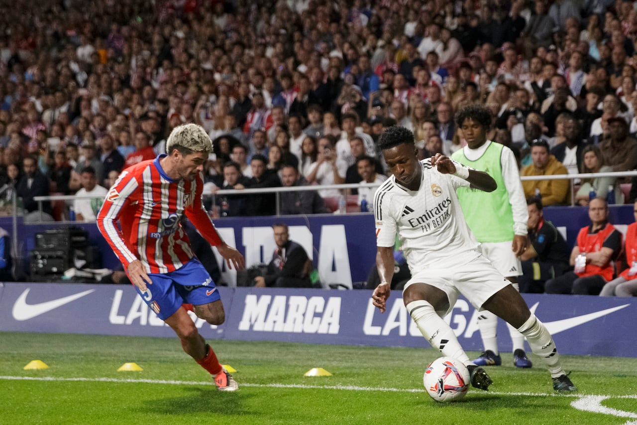 Vinicius Jr of Real Madrid and Rodrigo De Paul of Atletico de Madrid fight for the ball during the La Liga 2024/25 match between Atletico de Madrid and Real Madrid at Civitas Metropolitano Stadium in Madrid, Spain, on September 29, 2024. (Photo by Guillermo Martinez)