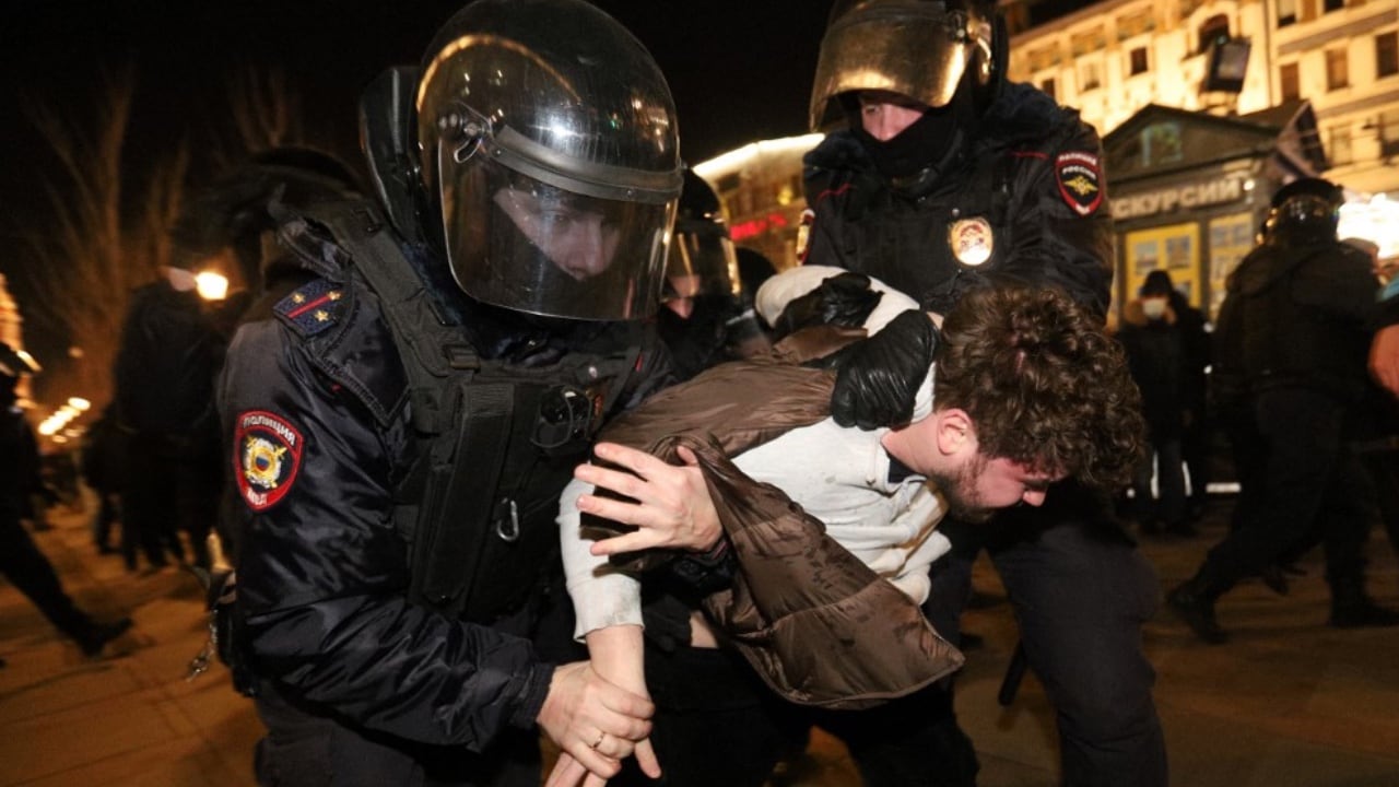 Al menos 5.000 personas que se manifestaron sin autorización contra la intervención militar en Ucrania fueron detenidas el domingo en 69 ciudades de Rusia, informó el lunes la oenegé OVD-Info.