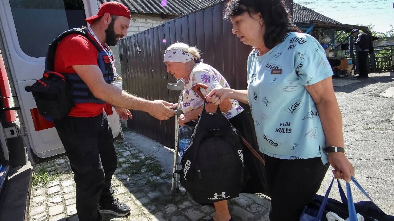 Los residentes locales son evacuados en la ciudad de Kupiansk.