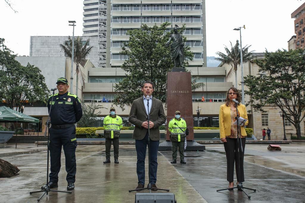La rueda de prensa de las autoridades fue llevada a cabo en el Parque Santander, sobre la Carrea Séptima en el centro de Bogotá.
