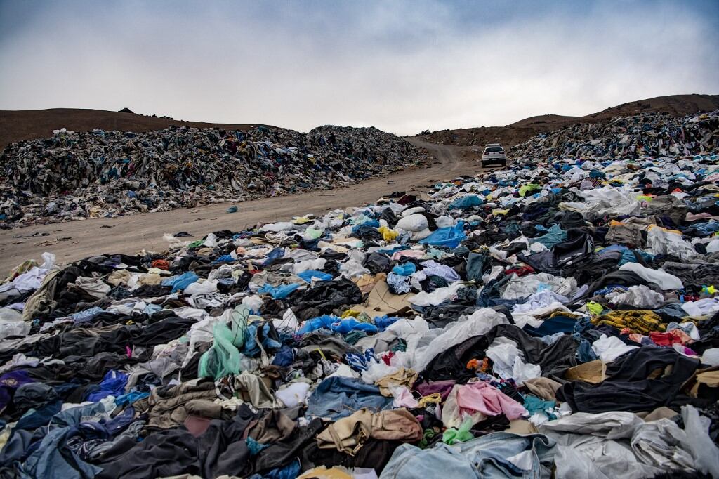 La ropa arrojada en el desierto de Atacama, en Alto Hospicio, Iquique, Chile (Photo by MARTIN BERNETTI / AFP)