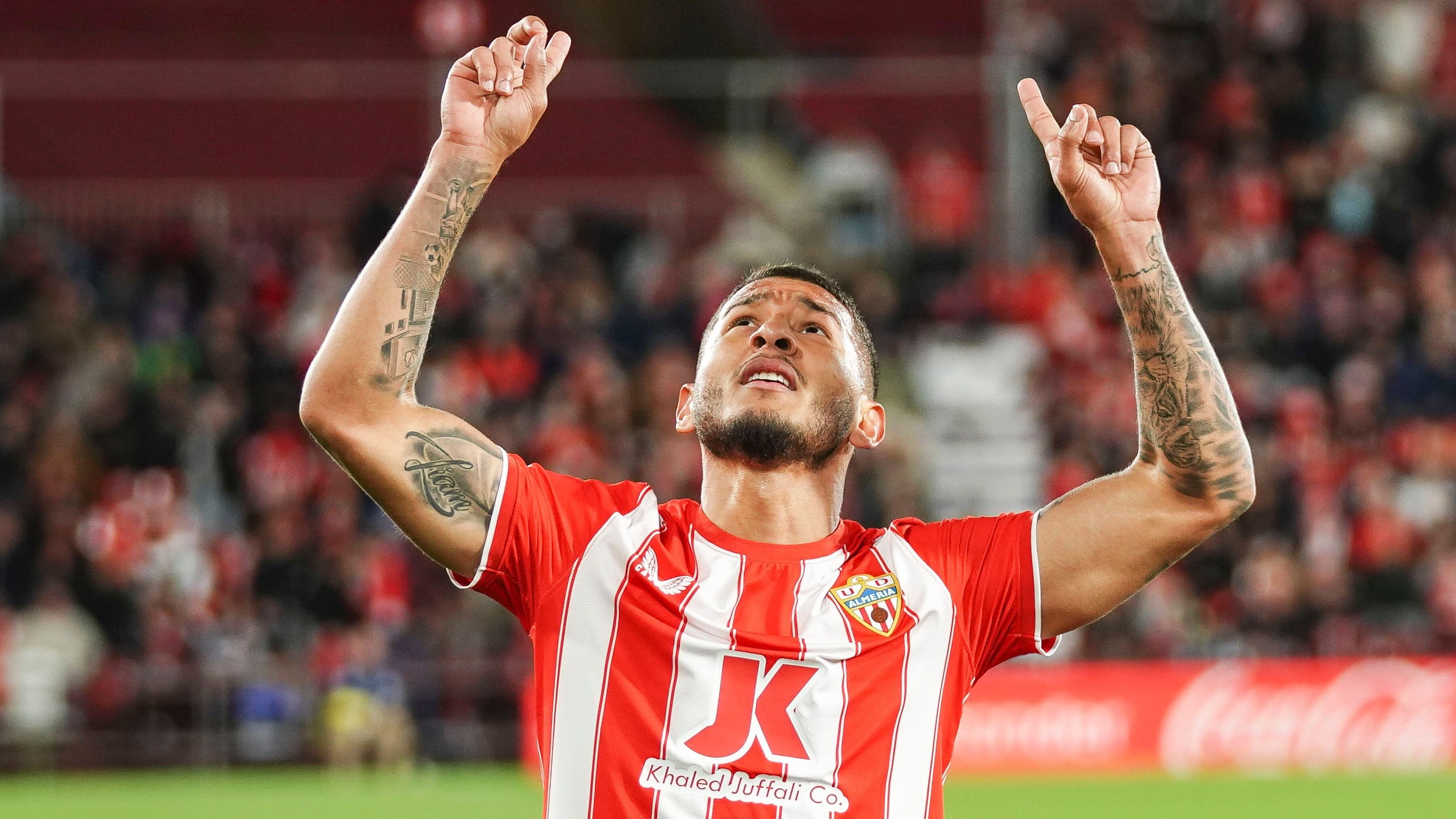 Luis Suárez, jugador colombiano de UD Almería, celebra su gol ante el Espanyol.