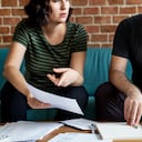 Pareja gestionando la deuda. Reforma tributaria