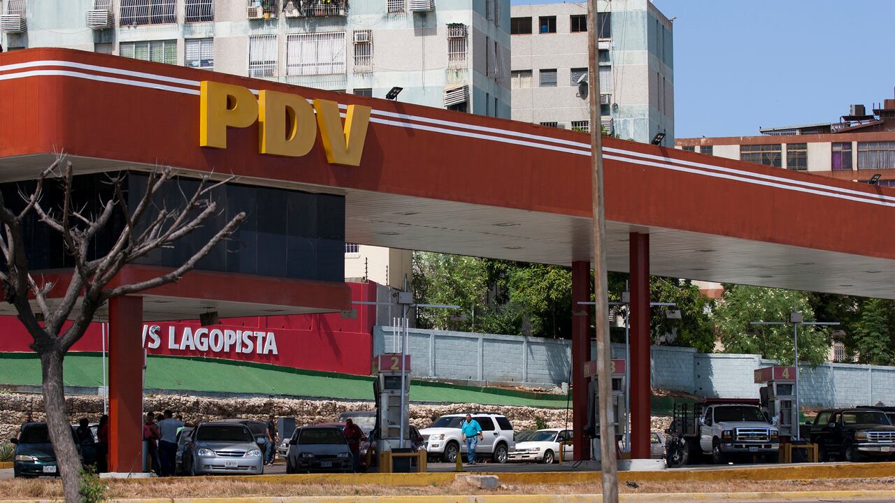 19 de diciembre de 2022, Maracaibo, Venezuela: Venezolanos ingresan con sus vehículos a una gasolinera, luego de pasar horas en cola por la escasez de combustible tras la avería de la refinería de Amuay hace tres semanas. En la semana previa a Navidad, cerca de la sede de marketing interno del Estado de PDVSA el 19 de diciembre de 2022 en Marcaibo, Venezuela. (El crédito de la foto debe ser José Isaac Bula Urrutia/ Eyepix/Future Publishing vía Getty Images)