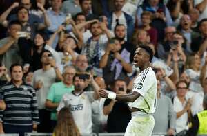 El delantero brasileño del Real Madrid, Vinicius Junior, celebra el segundo gol de su equipo, entre el Real Madrid y el Villarreal, en el estadio Santiago Bernabéu. (Foto OSCAR DEL POZO / AFP)