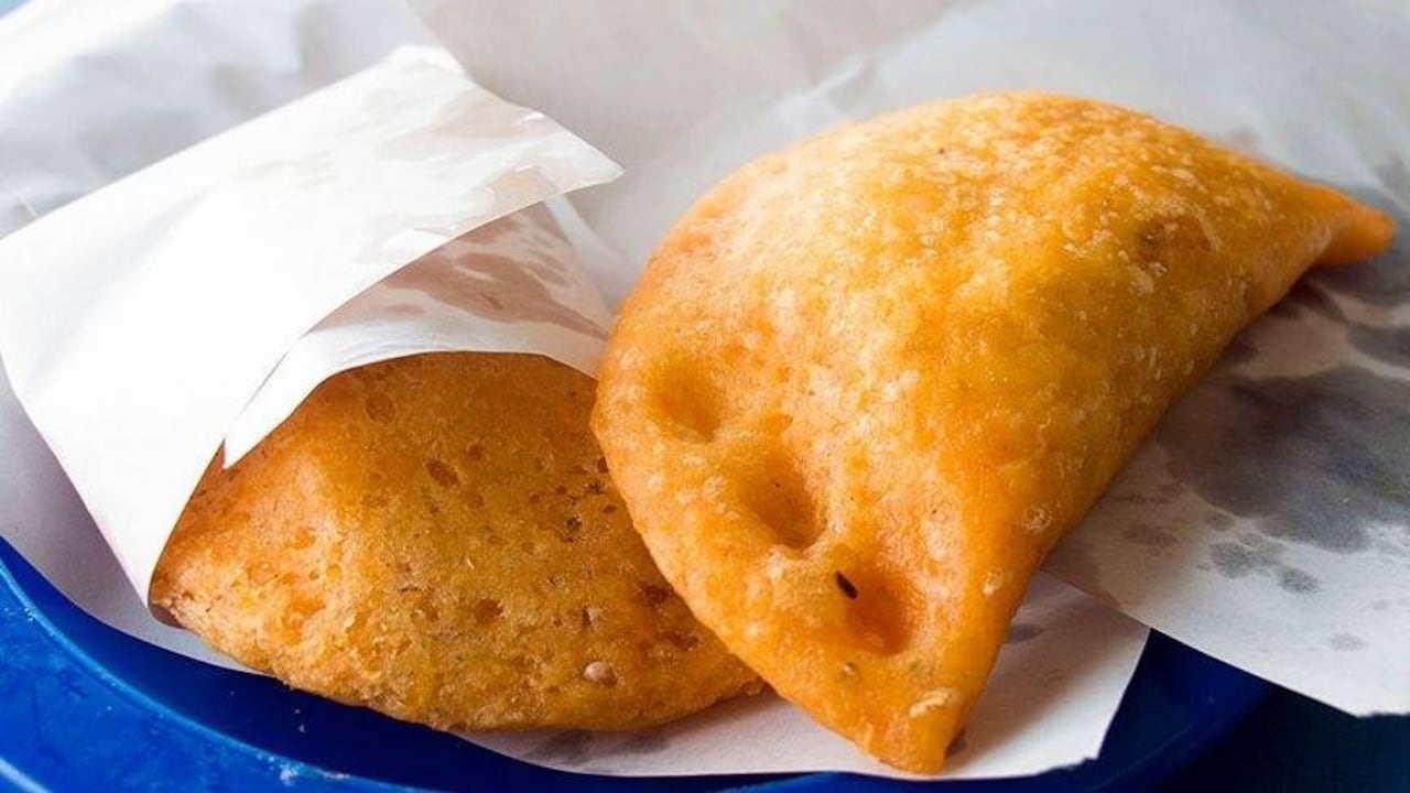 Un grupo de ciudadanos busca al hombre multado para darle los 800 mil que debe y además otra empanada.