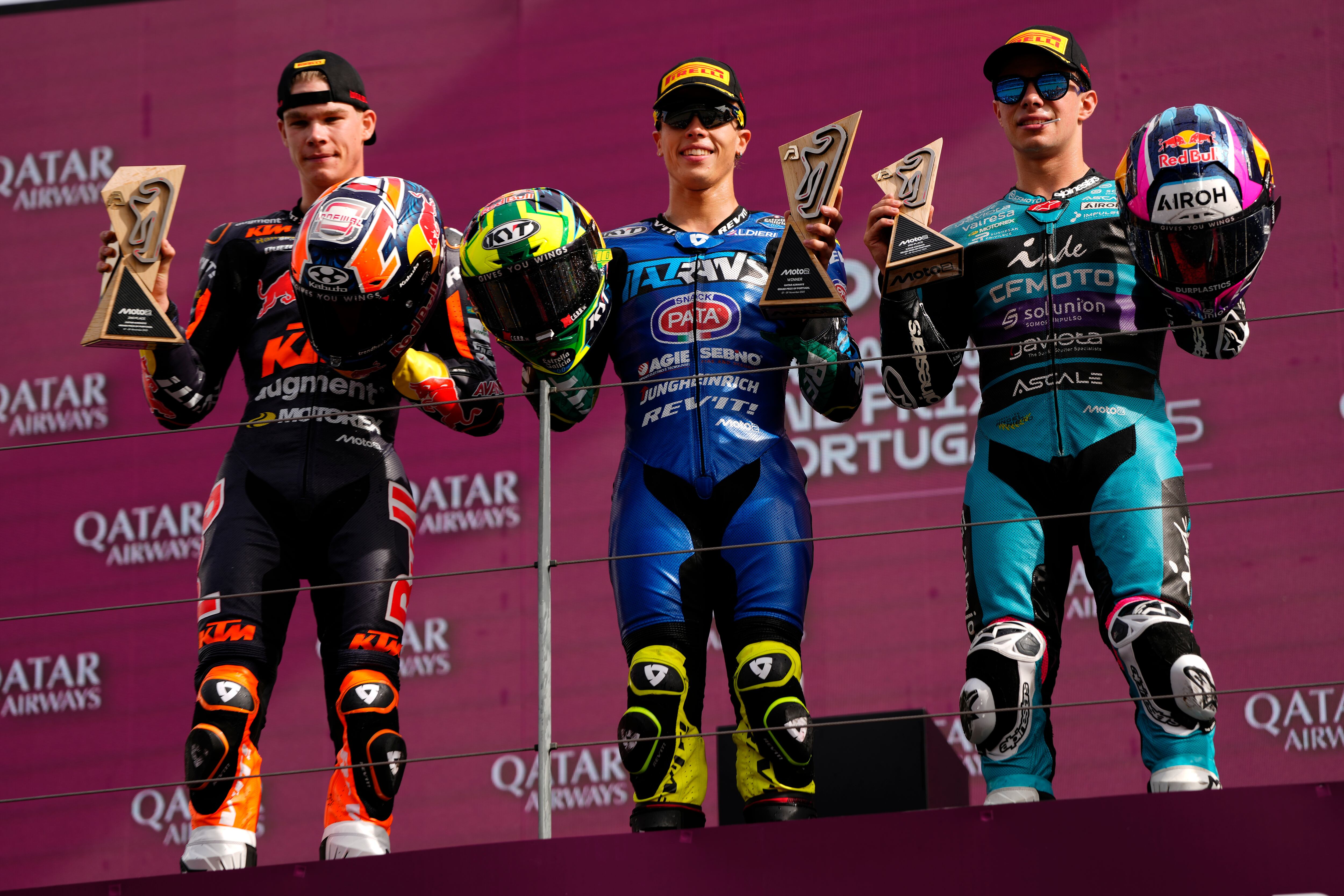 Podio del GP de Portugal con David Alonso posando como tercero tras arrancar noveno.