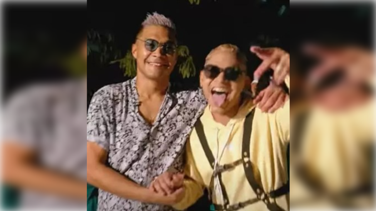 Teófilo Gutiérrez junto al artista Erkis el menor.