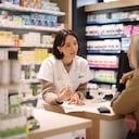 Imagen paciente reclamando medicamentos para su tratamiento