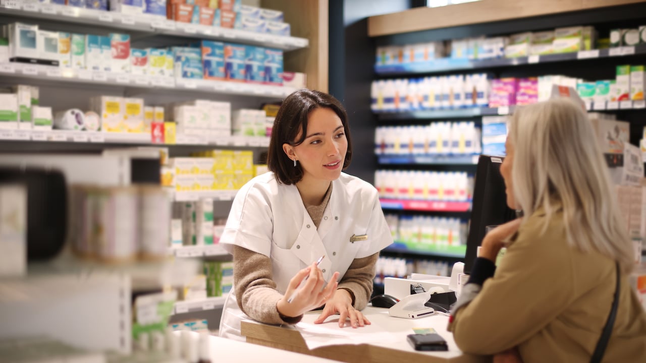 Imagen paciente reclamando medicamentos para su tratamiento
