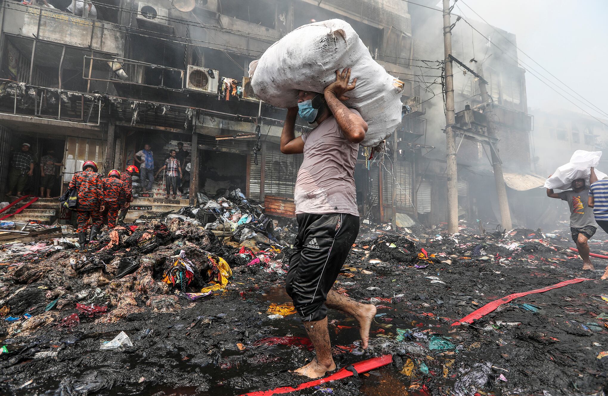 En imágenes : Incendio en el mercado de Bangladesh