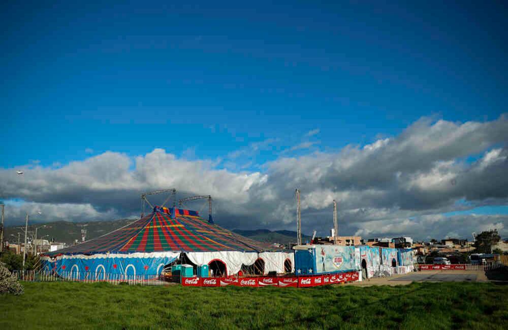 El circo Las Vegas Fantasy ha recorrido el país decenas de veces. Antes de la cuarentena, se presentó en Bogotá. En Chía estaría un par de semanas y luego seguiría su camino hacia Medellín.  Foto: Guillermo Torres SEMANA