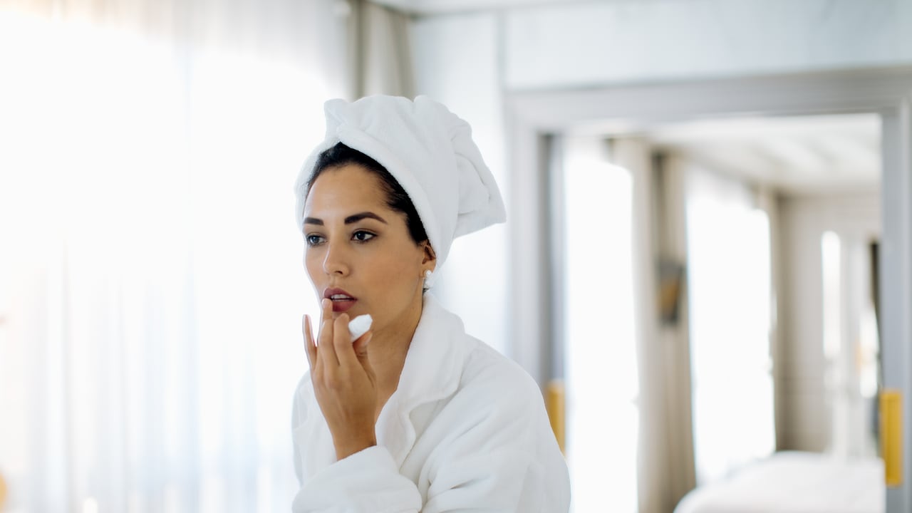 Es importante utilizar protector solar en las zonas donde se pueden forman arrugas como los labios. Foto: Getty Images