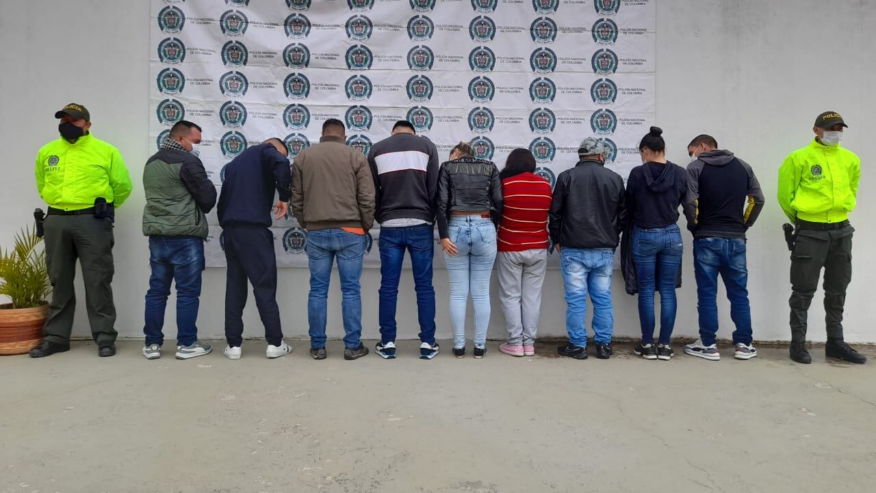 Los nueve capturados, en el momento en que fueron presentados por las autoridades.