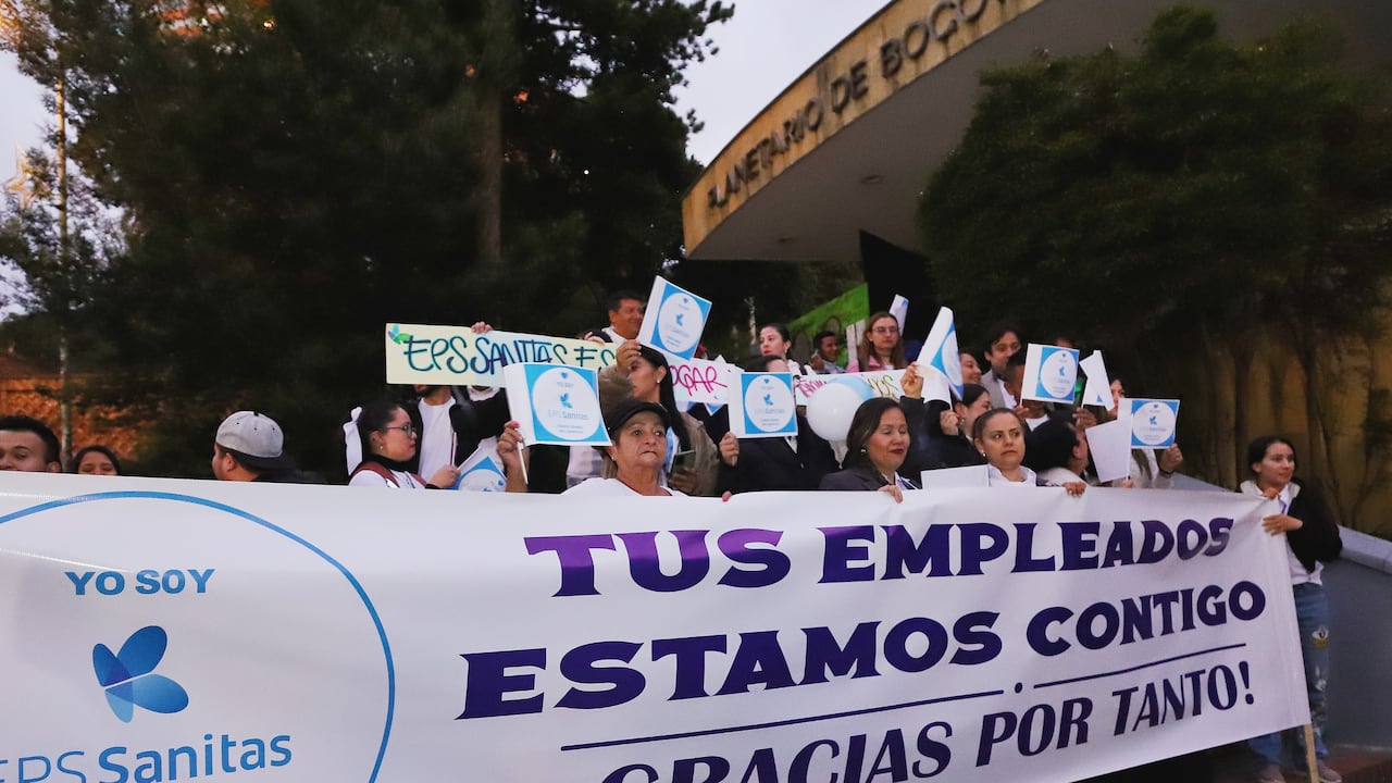 Protesta de funcionarios y usuarios de EPS Sanitas.
