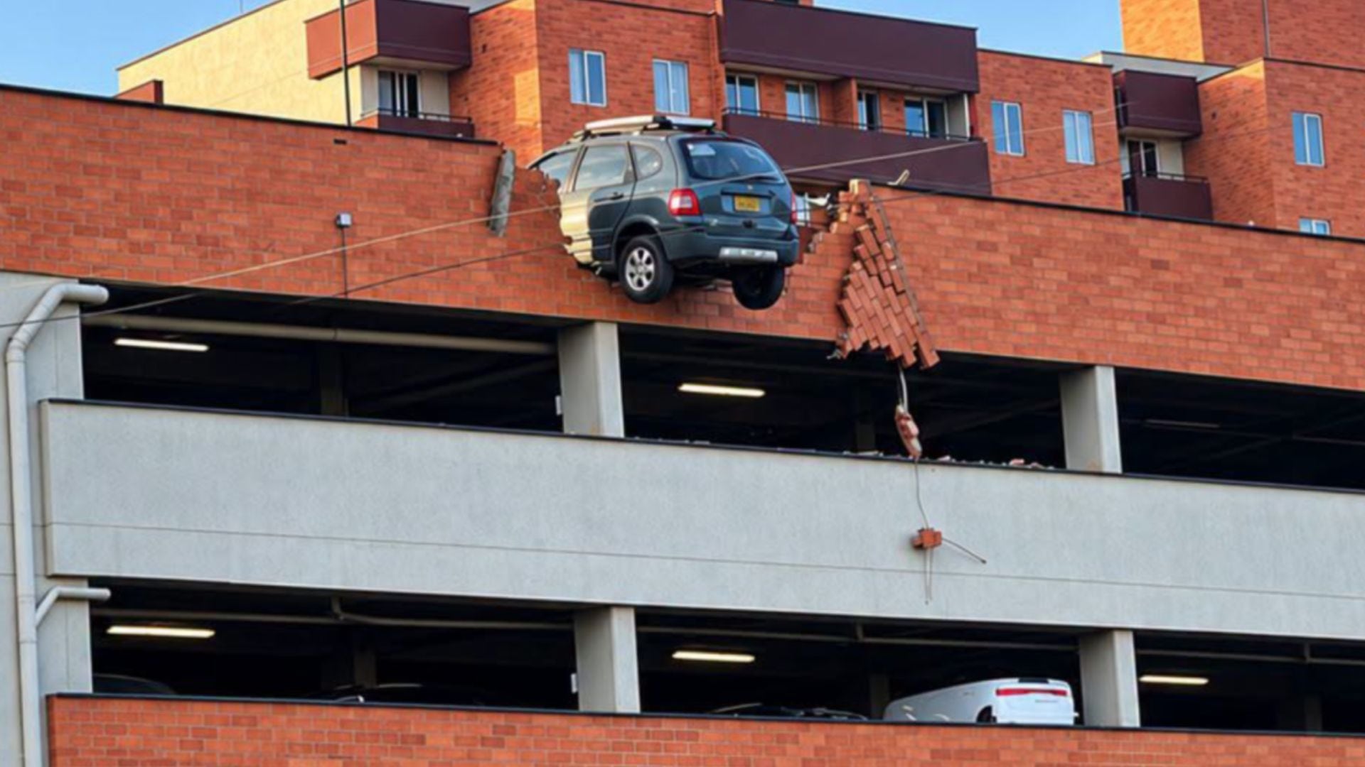 Imagen camioneta familiar que chocó en parqueadero de conjunto residencial
