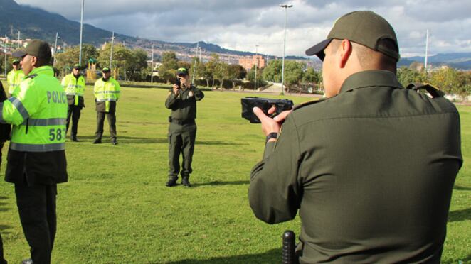 Un policía haciendo uso de una pistola taser