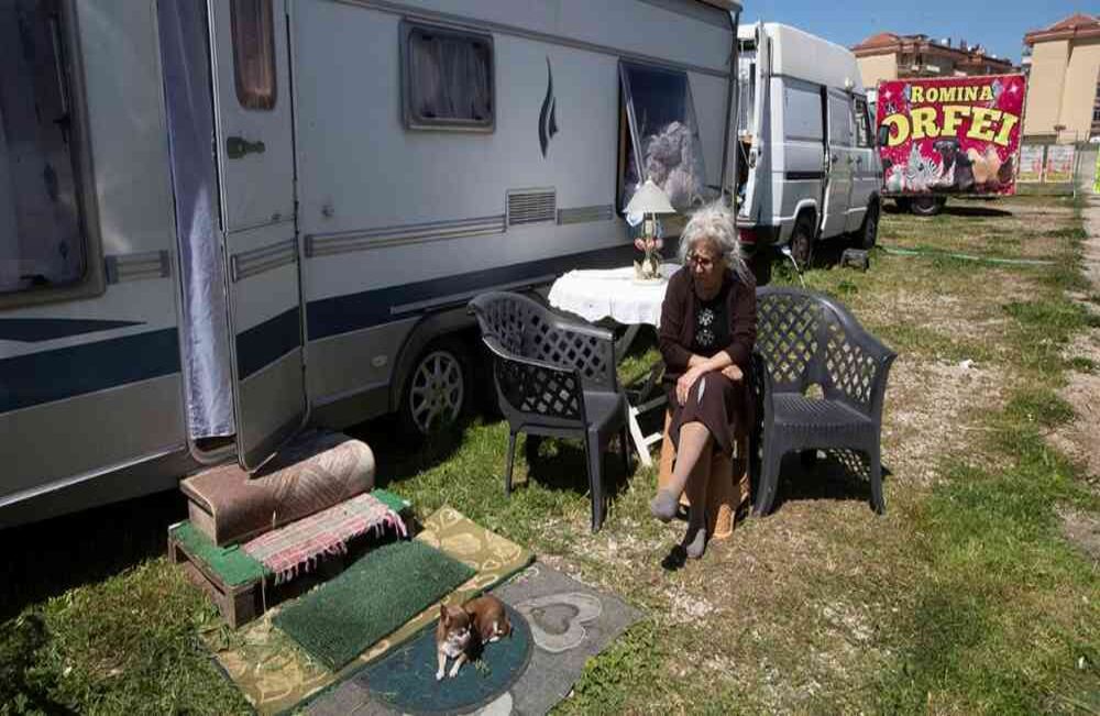 Carmela Ukmar, de 85 años, exacróbata, madre de Romina Orfei, se sienta afuera de su casa móvil estacionada en San Nicola la Strada, cerca de Nápoles, Italia. AP-Alessandra Tarantino