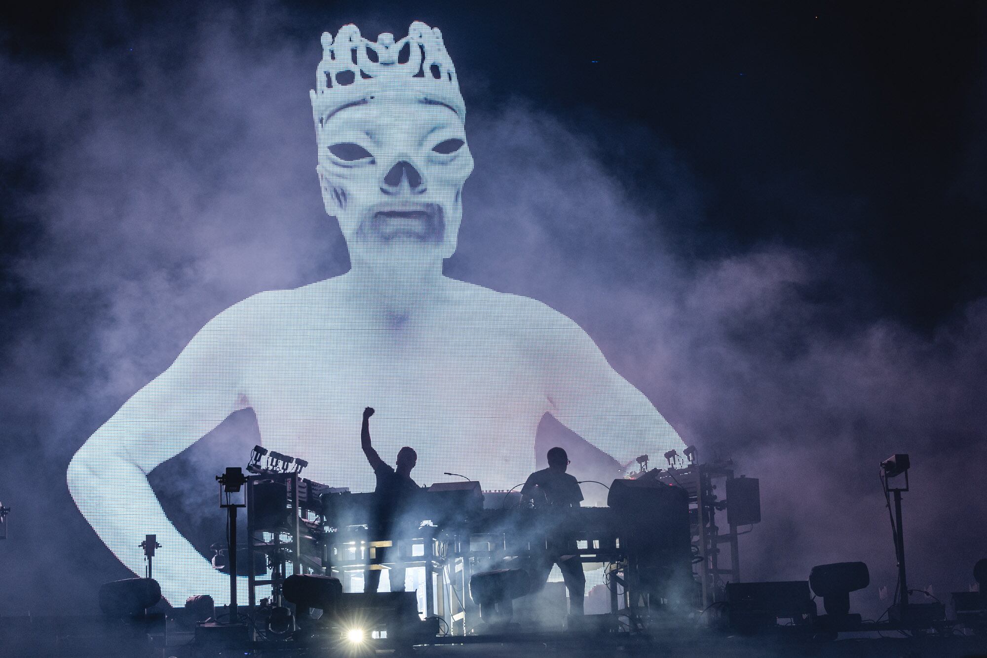 The Chemical Brothers y el ser enmascarado y enojado que lanzaba conjuros de baile a su audiencia!