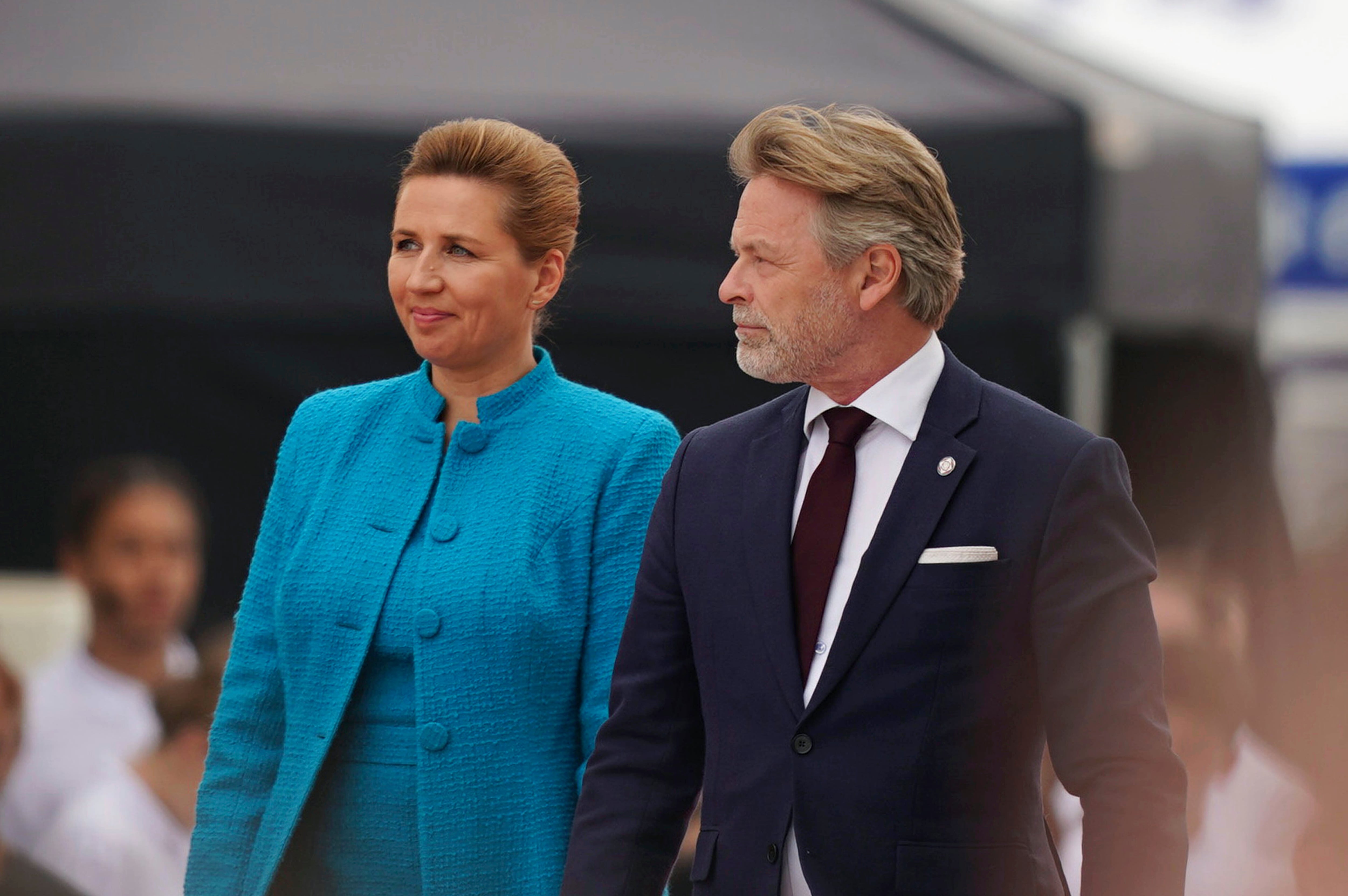 Dos testigos, Marie Adrian y Anna Ravn, dijeron al diario BT que vieron a Frederiksen llegar a la plaza justo antes de las 18H00 (16H00 GMT).