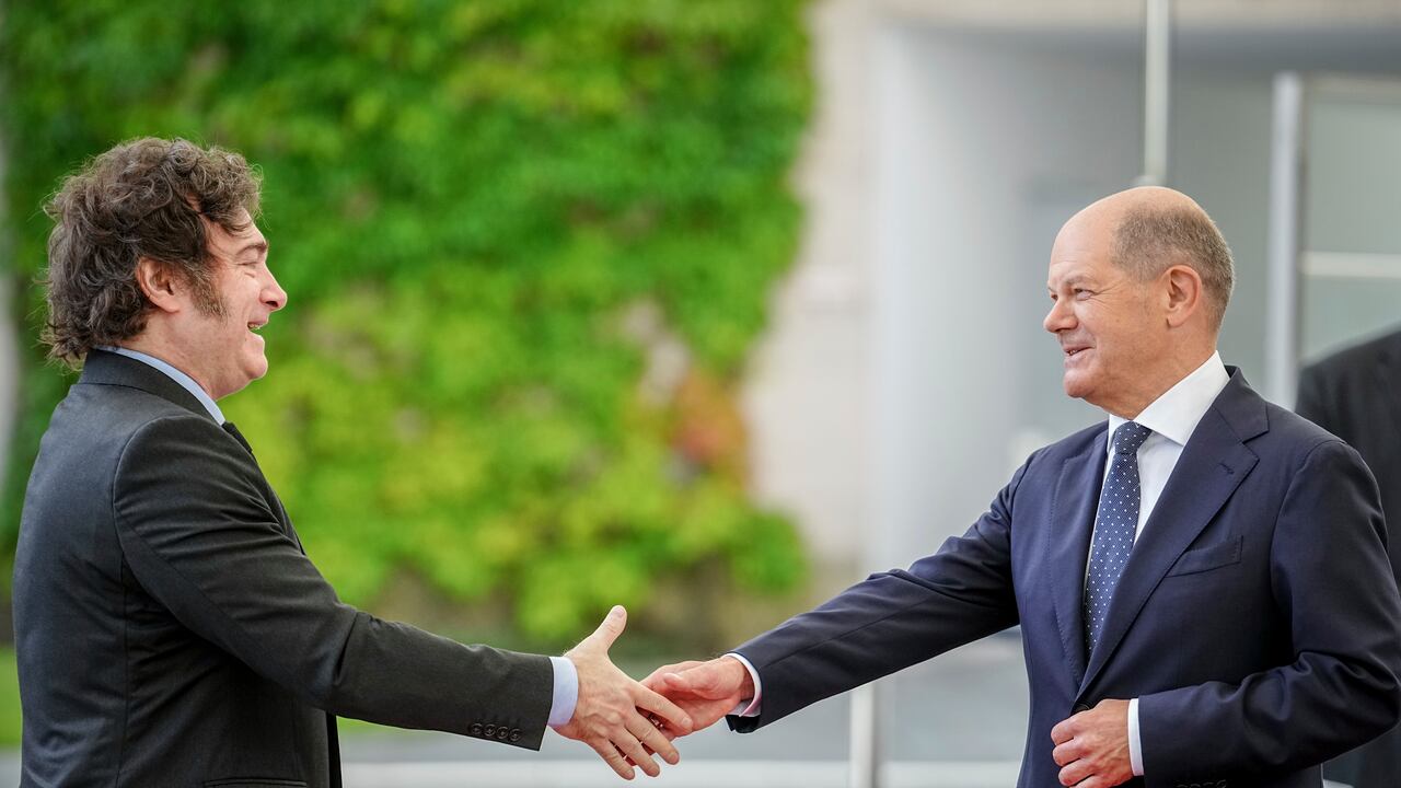 El canciller alemán Olaf Scholz, derecha, y el presidente de Argentina, Javier Milei, se dan la mano durante su reunión en la cancillería en Berlín, Alemania, el domingo 23 de junio de 2024.