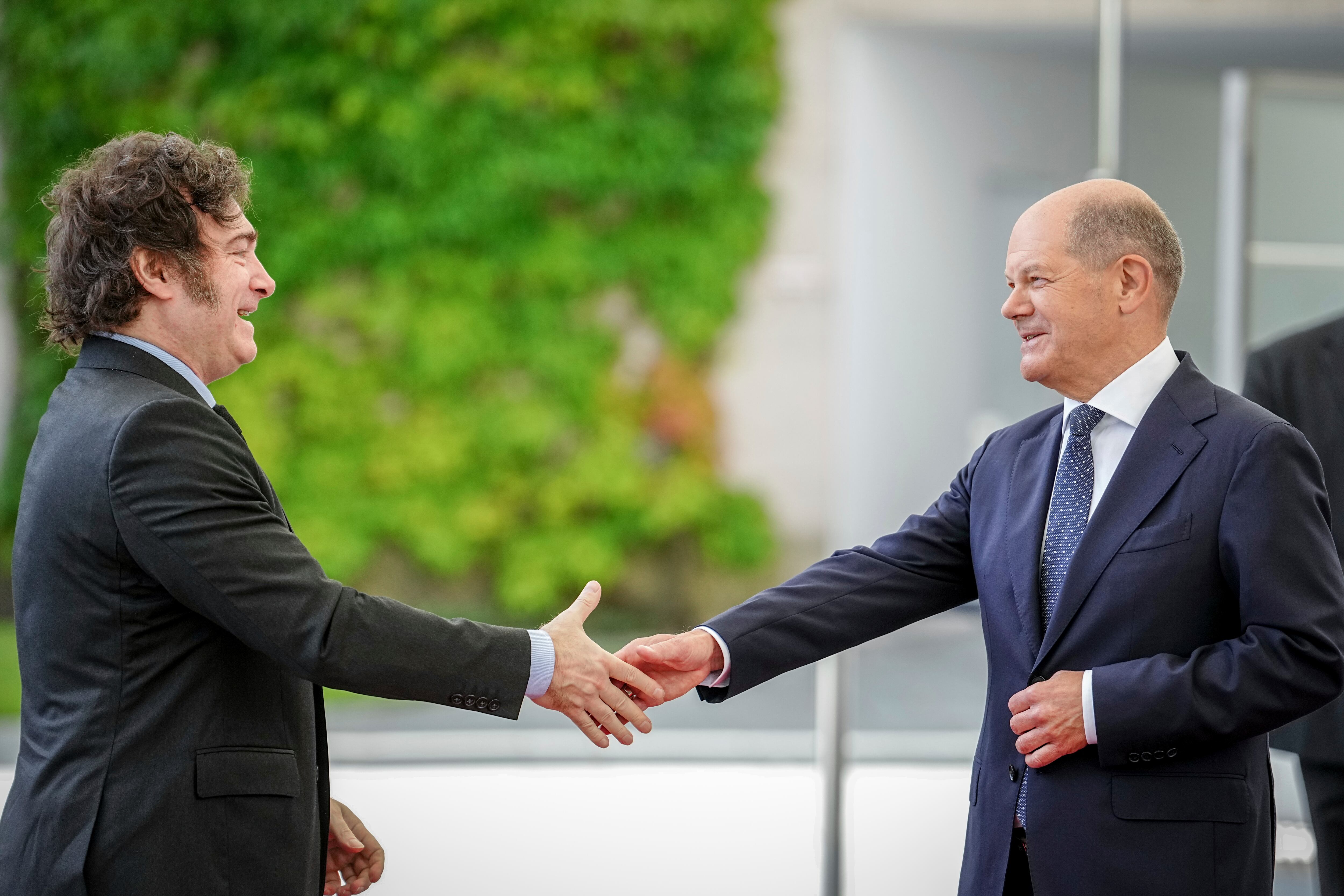 El canciller alemán Olaf Scholz, derecha, y el presidente de Argentina, Javier Milei, se dan la mano durante su reunión en la cancillería en Berlín, Alemania, el domingo 23 de junio de 2024.
