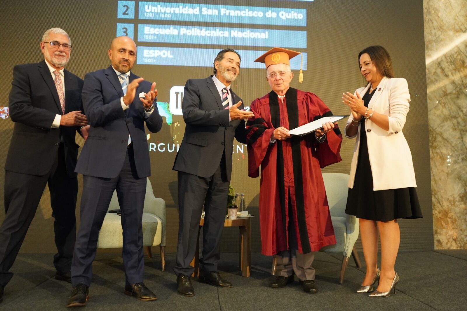 Álvaro Uribe Vélez recibió el Doctorado Honoris Causa.