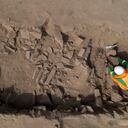 Un arqueólogo excava en la tumba de una momia prehispánica descubierta en una cima cercana a un campo de fútbol de un popular club peruano en el municipio de El Rimac de Lima, Perú, el jueves 15 de junio de 2023. (AP Foto/Martín Mejía)