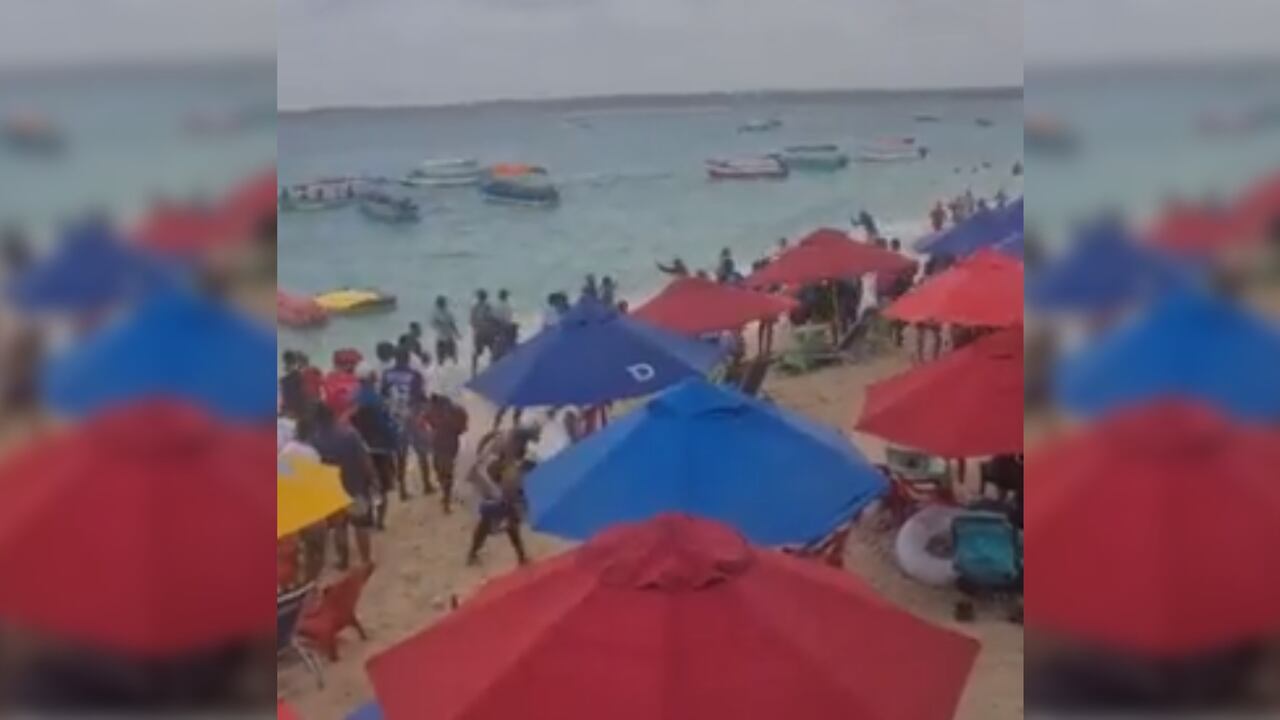 Según el relato de testigos, los individuos se lanzaron botellas. Incluso se escucharon disparos.