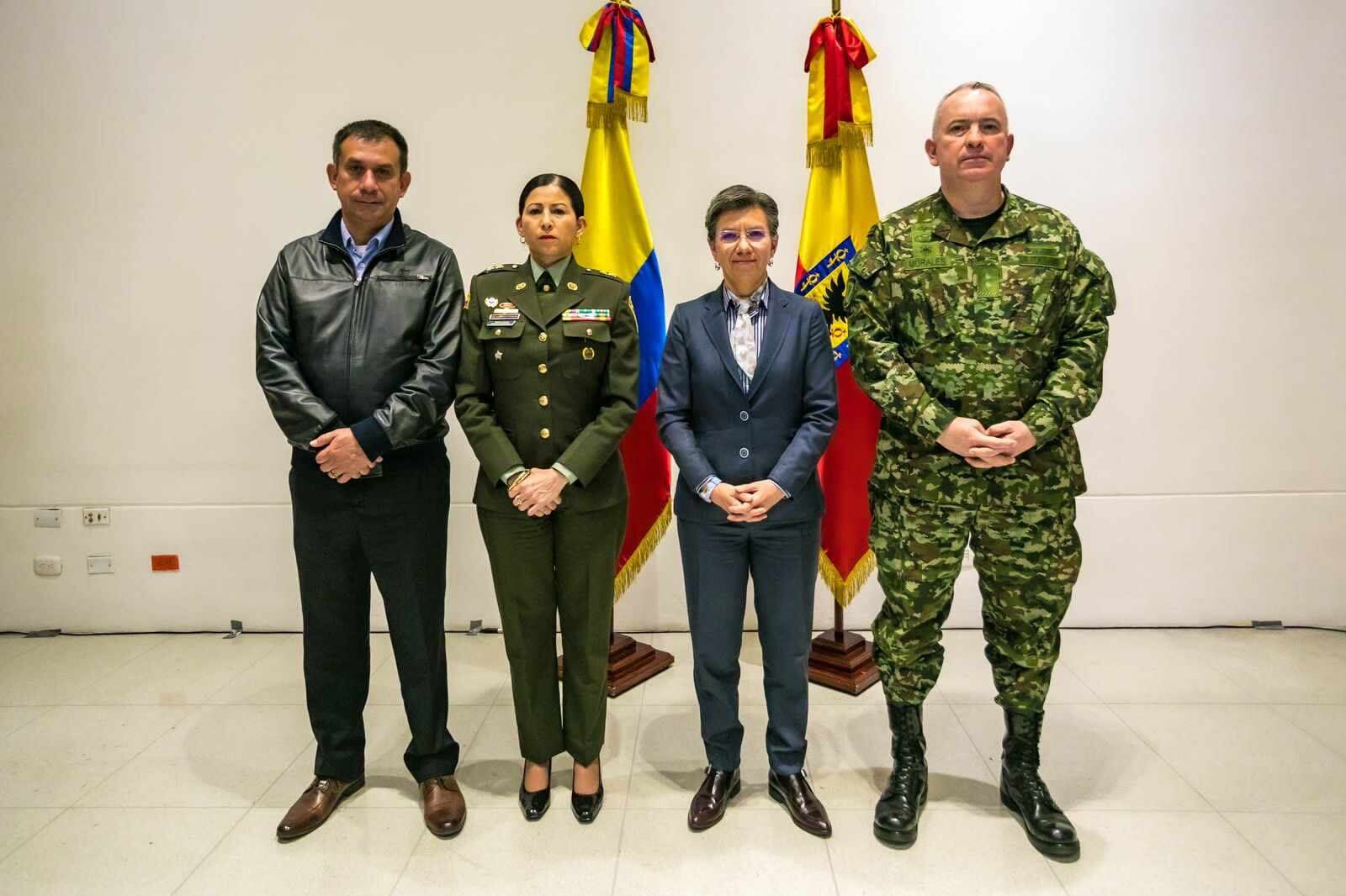De izquierda a derecha: Óscar Gómez Heredia, secretario de Seguridad; general Sandra Hernández, comandante de la Policía de Bogotá; Claudia López, alcaldesa mayor; y general Rodolfo Morales, comandante de la Décima Tercera Brigada del Ejército.