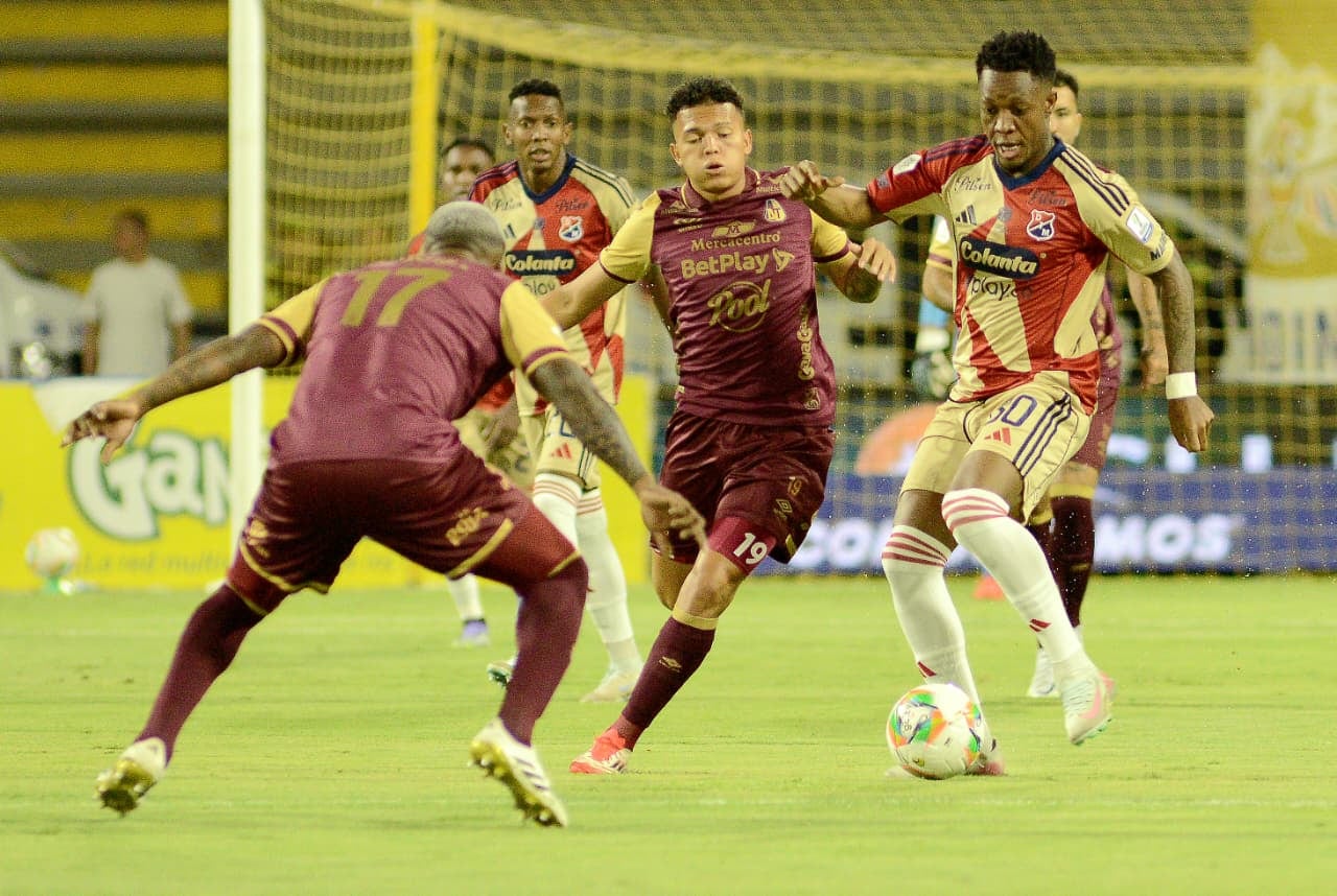 Deportes Tolima desperdició un 2-0 y terminó perdiendo ante Medellín en un partido intenso.